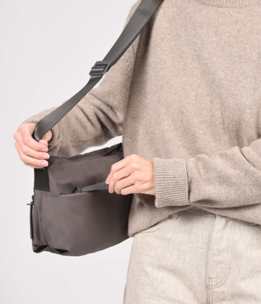 Bandolera pequeña KCB Zig taupe (4)