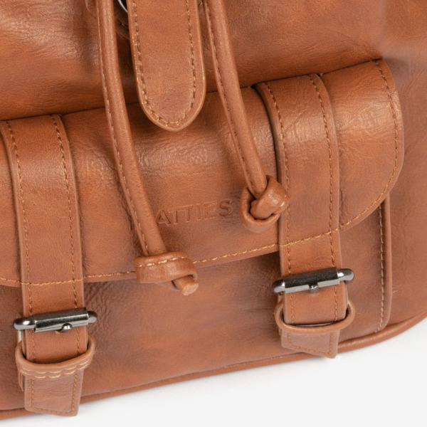 MOCHILA UNISEX CLÁSICA, COLOR CUERO (2)