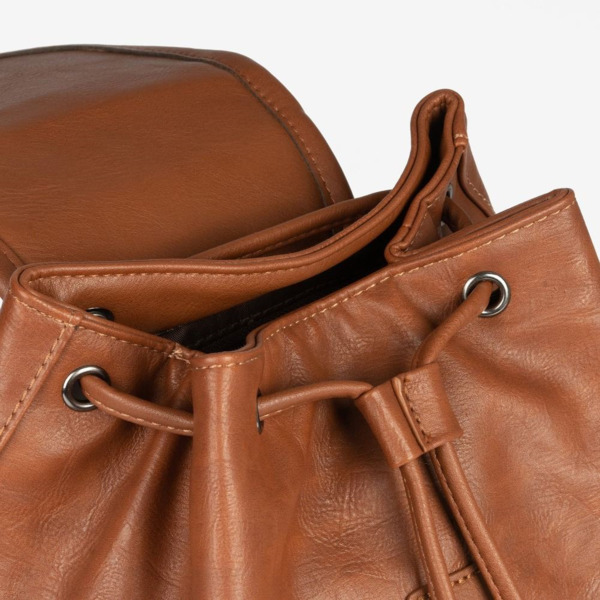 MOCHILA UNISEX CLÁSICA, COLOR CUERO (3)