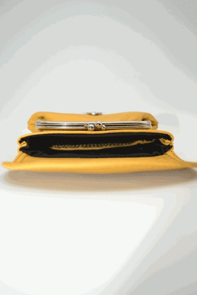 Monedero PIELNOBLE de boquilla con solapa mostaza (3)
