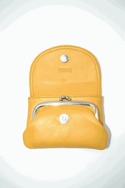 Monedero PIELNOBLE de boquilla con solapa mostaza (4)