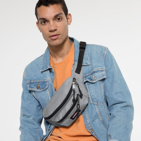 Riñonera EASTPAK Doggy bag Sunday Grey (4)